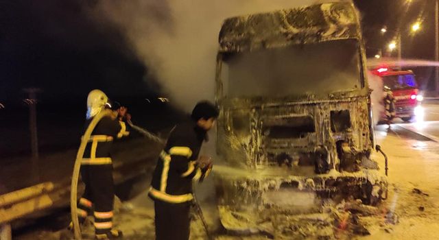 Osmaniye'de Ziraat aletleri yüklü TIR alev alev yandı