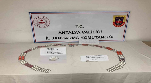 Otobüsteki yolcunun üzerinden farklı renklerde 262 adet uyuşturucu hap çıktı