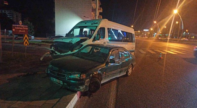 Otomobil ile minibüs çarpıştı: 1 yaralı