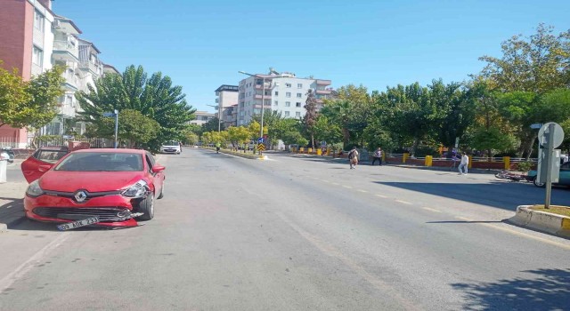 Otomobil ile motosiklet çarpıştı: 1 yaralı