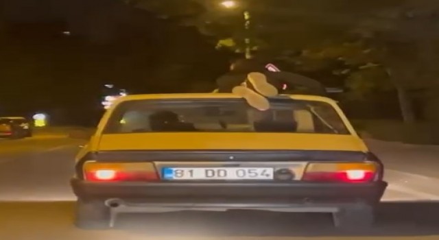 Otomobil tavanında tehlikeli yolculuk