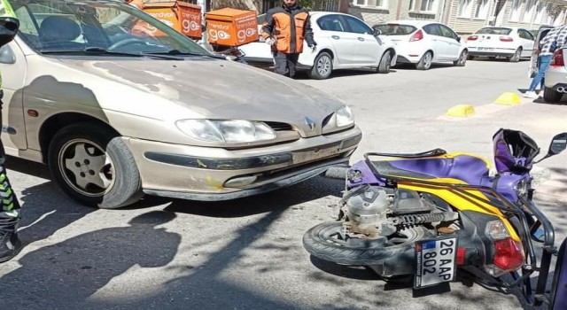 Otomobilin çarptığı kurye yaralandı