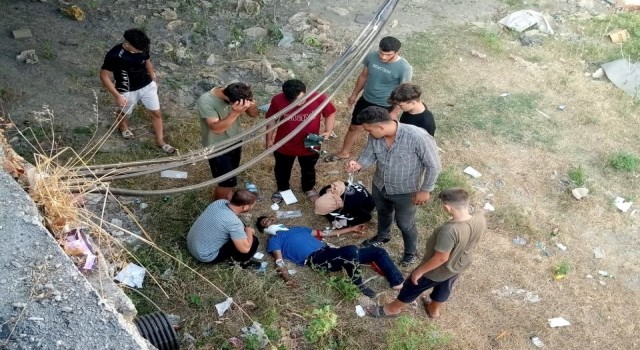 Otomobilin çarptığı motosiklet sürücüsü kanala uçtu