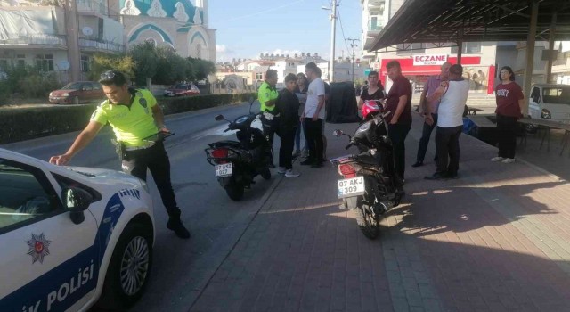 Otomobilin çarptığı motosiklet sürüklenip önünde giden motosiklete çarptı