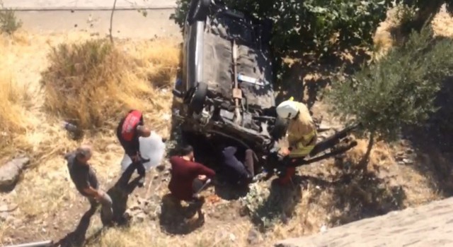 Otomobiliyle yaklaşık 6 metrelik istinat duvarından aşağı düştü