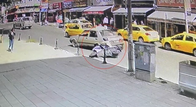 Otomobille çarpışan motosikletli yaralandı, sürücü kaçtı: O anlar kamerada