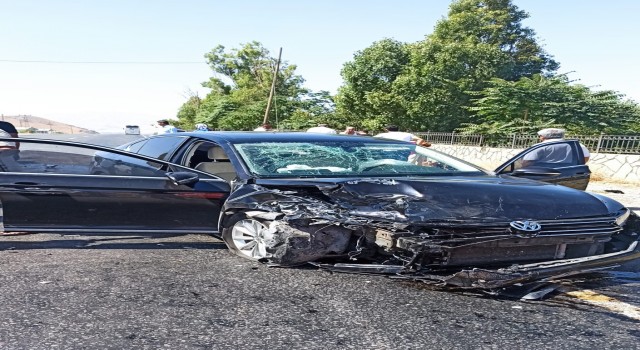 Otomobille kamyonet çarpıştı: 9 yaralı