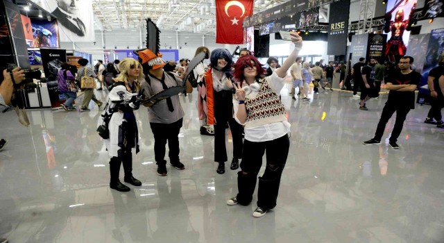 Oyun tutkunlarının uzun kuyruklar oluşturduğu Gaming İstanbul kapılarını açtı