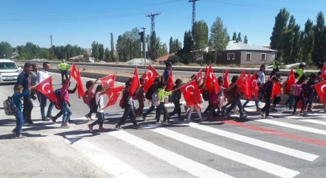 Özalpta ‘Yayalara öncelik, hayata saygı duruşu etkinliği düzenlendi