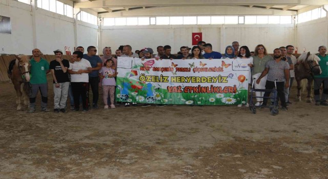 Özel gereksinimli çocuklar ilk kez ata binmenin heyecanını yaşadı