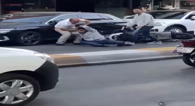 (Özel) İstanbulda cadde ortasında silahlı çatışma kamerada: 2 yaralı, 3 gözaltı