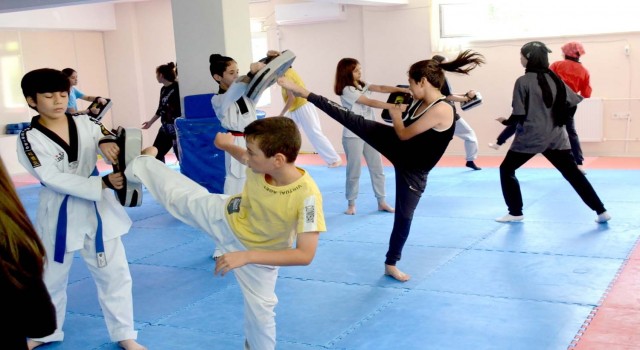 Pamukkaleli gençler yaz spor kurslarıyla sporu sevdi
