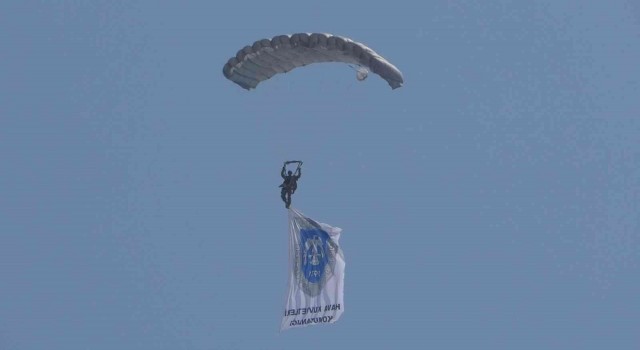 Paraşütçüler Uşakın kurtuluşunun 100. yılını gökyüzünde kutladı