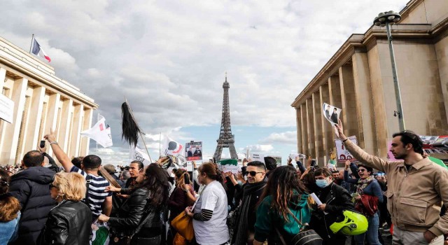 Pariste Mahsa Amininin ölümü protesto edildi