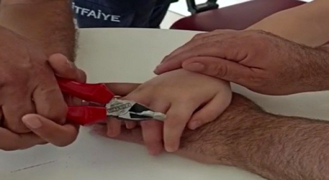 Parmağına plastik parça sıkışan öğrencinin yardımına itfaiye yetişti