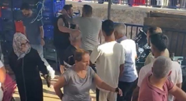 Pazarda laf atma kavgasında 2 kişi yaralandı