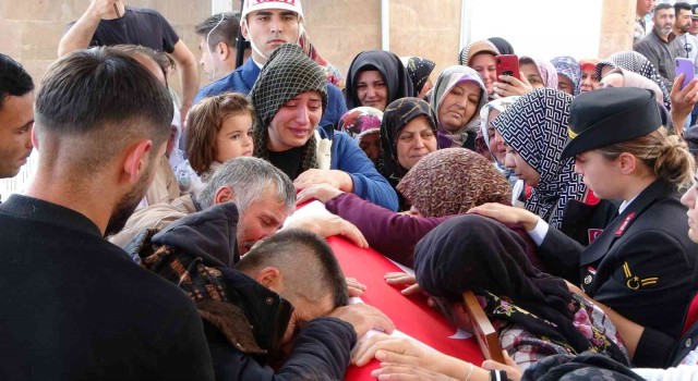 Pençe-Kilit şehidinin Türk bayrağına sarılı tabutuna sarılan ailesi gözyaşlarına boğuldu
