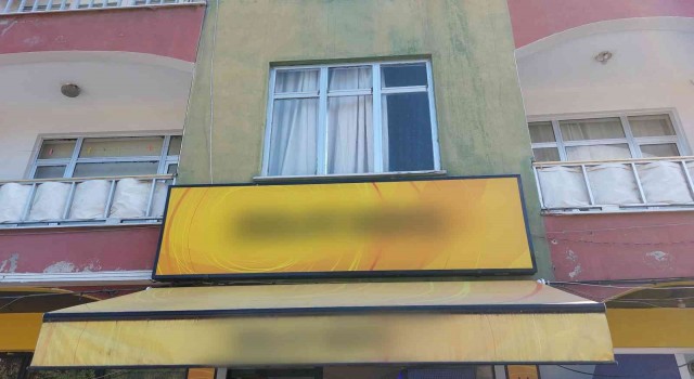 Pencereden düşen kadını ölümden büfenin tentesi kurtardı
