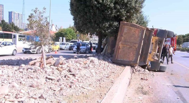 Pendikte hafriyat kamyonu dehşeti: Işıkta geçti, araca çarpıp yola savruldu