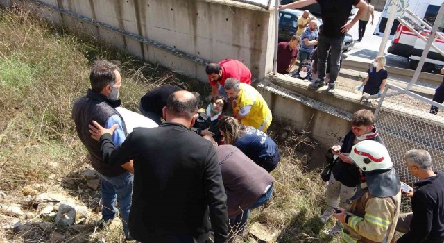 Pendikte otomobil 3 metrelik duvarı aşıp takla attı, 2 arkadaş yaralandı