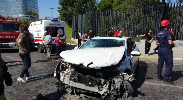 Pendikte virajı alamayan otomobil bariyerlere çarptı, kazada 1 kişi yaralandı