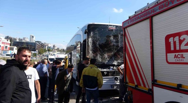 Pendikte yolcu otobüsüyle kamyon çarpıştı: 2 yaralı