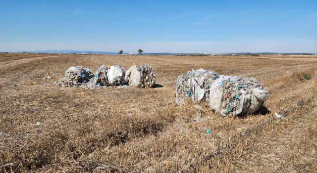 Plastik atığı tarlaya atıp kaçtılar