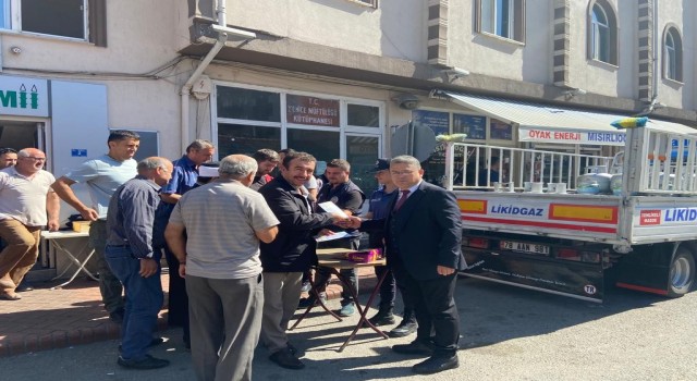 Polis ekipleri çikolata dağıtıp dolandırıcılara karşı uyardı