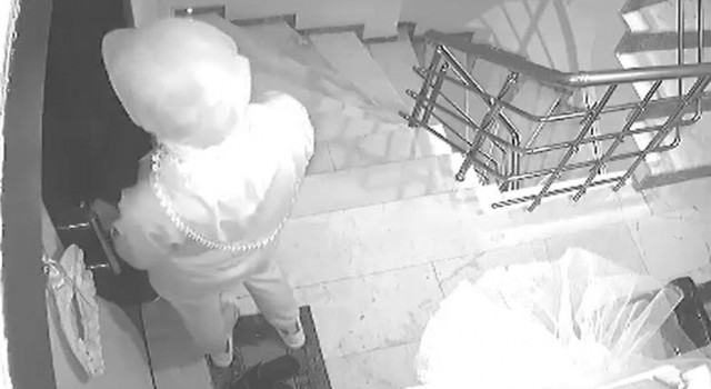 Polis ekiplerince yakalanan kadın hırsızlardan 1i tutuklandı
