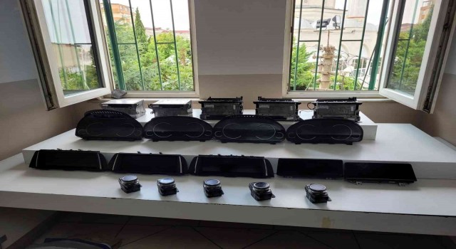 Polis ekiplerinden kaçan otomobil hırsızı saklandığı kafede yakalandı
