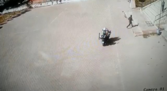 Polis kimliğini unutan 2 vatandaşı sınava yetiştirdi
