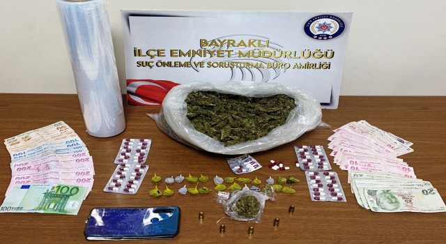 Polisi görünce uyuşturucu dolu poşeti aşağı attılar