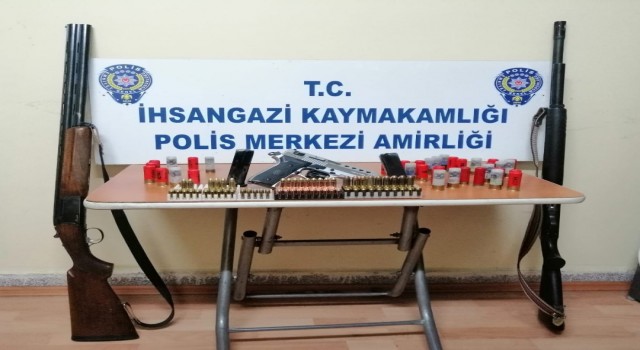Polisin arama yaptığı ev ve araçta 3 adet ruhsatsız silah ele geçirildi: 1 gözaltı