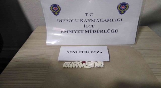 Polisin arama yaptığı iş yerinde poşetten sentetik ecza hap çıktı