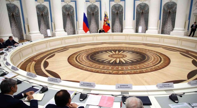 Putin: Kiev rejimini desteklemek için gönderilen ve bize karşı kullanılan NATO cephaneliğini incelememiz gerekir