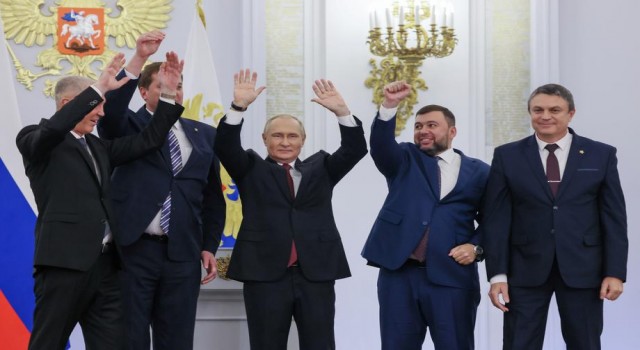 Putin, Ukraynanın 4 bölgesinin Rus topraklarına katılmasına ilişkin belgeleri imzaladı