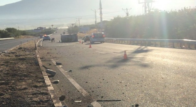 Refüje çarparak metrelerce savruldu: 3 yaralı