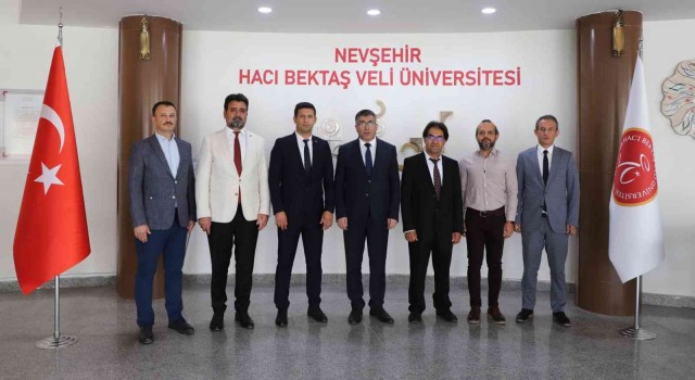 Rektör Aktekin, “Engelsiz Üniversite Bayrakları”nı birimlere teslim etti