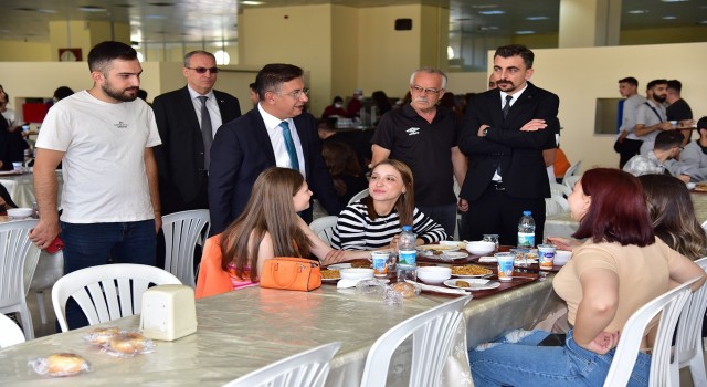 Rektör Kuş, yeni dönemin ilk gününde öğrencilerle buluştu