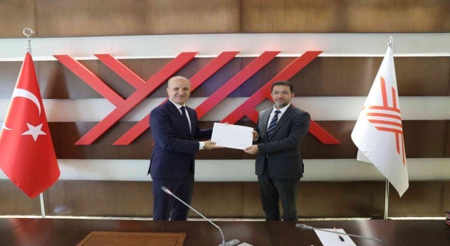 Rektör Prof. Dr. Alkış mazbatasını aldı