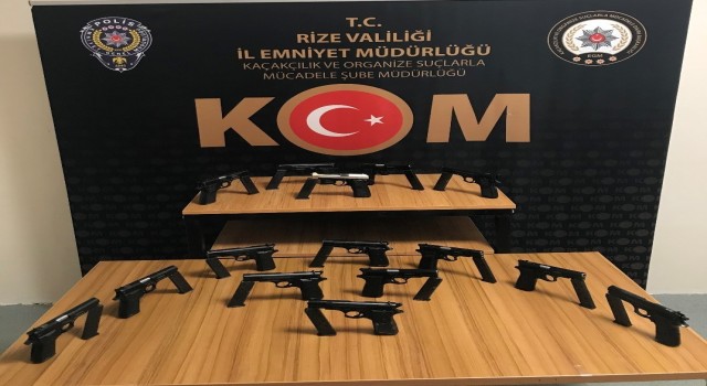 Rizede durdurulan bir araçtan 15 adet ruhsatsız silah yakalandı