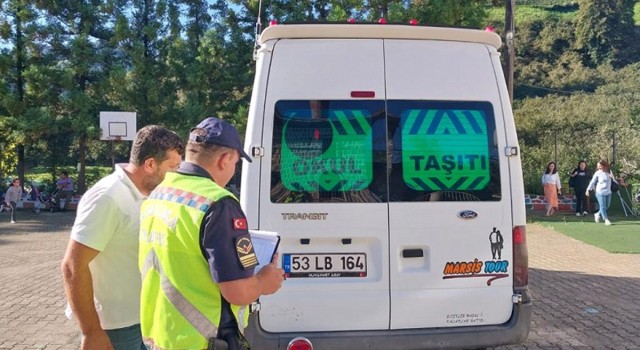 Rizede jandarmadan okul servislerinde denetim