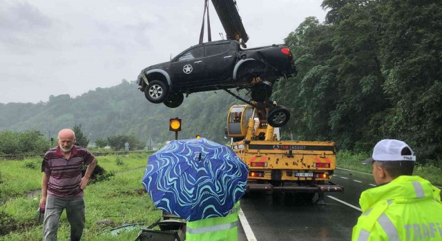 Rizede refüje çarpan kamyonet takla attı: 2 yaralı