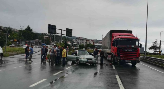 Rizede tır otomobile çarptı, baba ve oğlu ağır yaralandı
