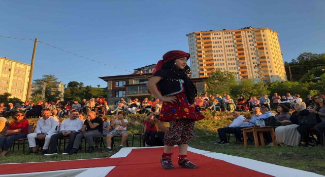 Rizenin yöresel kıyafetlerinin tanıtıldığı defile hayran bıraktı