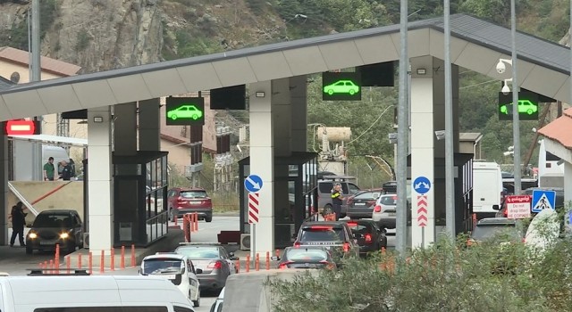 Rusya-Gürcistan sınır kapısında 6 kilometrelik araç kuyruğu