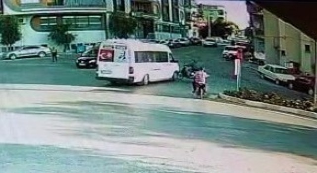 Sabıkalı kavşakta okulun ilk günü faciadan dönüldü