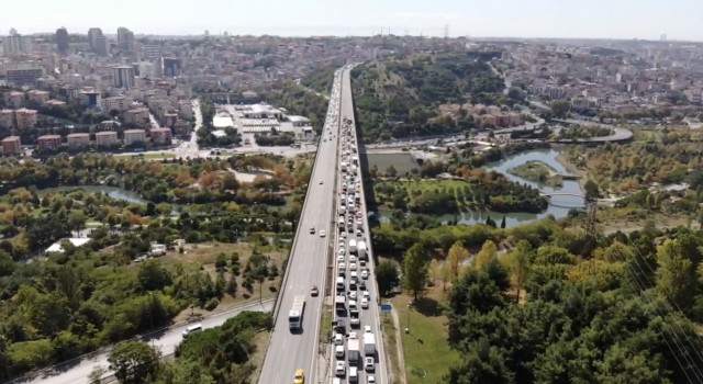 Sadabad Viyadüğünde kamyonet devrildi: Kilometrelerce trafik oluştu