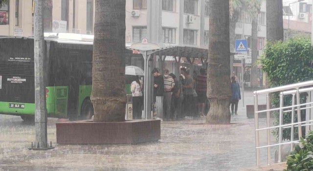 Sağanak yağmur hayatı olumsuz etkiledi