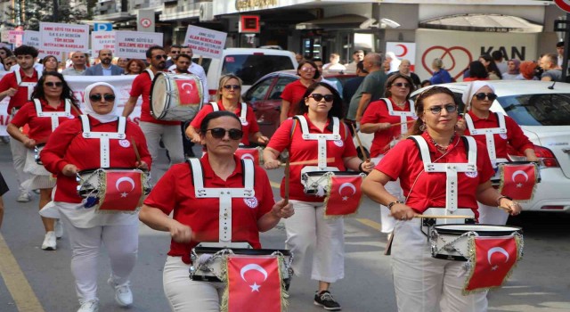 Sağlık çalışanları trampet çalarak sağlık için yürüdü